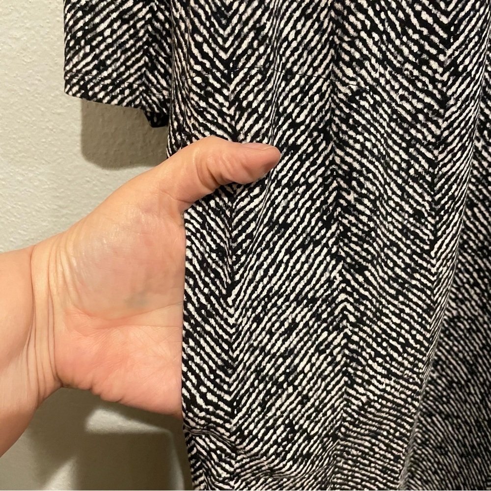 J Jill Wearever Collection Dress in a black/navy graphic print. Size L tall - Picture 4 of 5